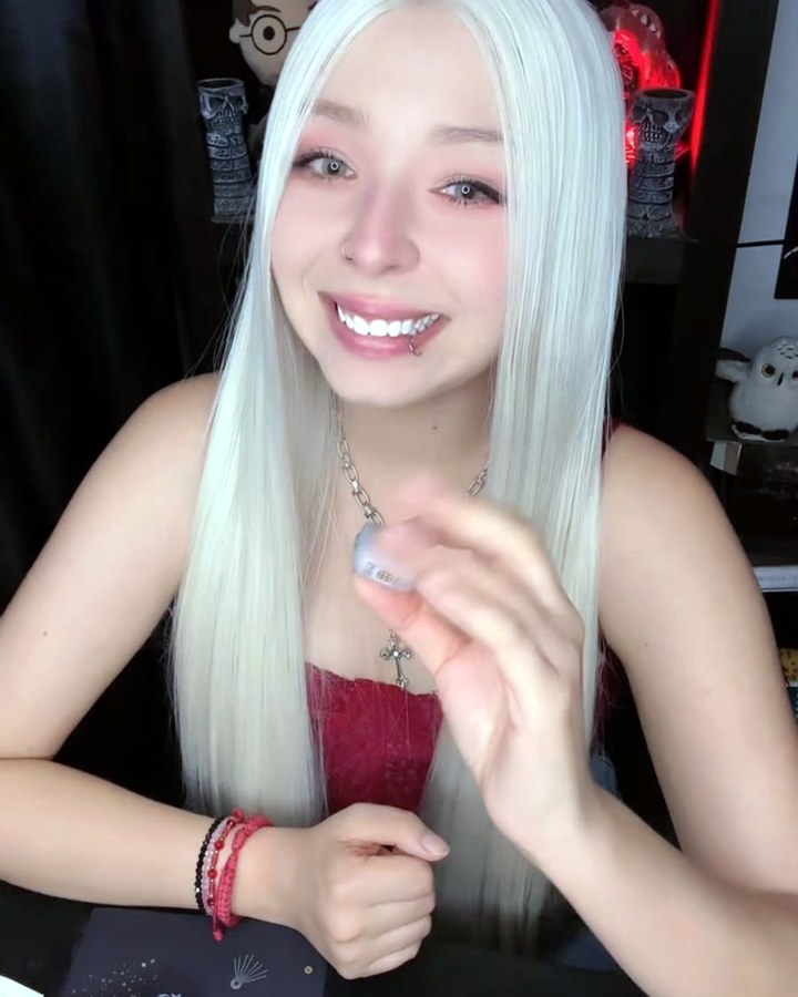 Jess Morrison sonriendo a camara